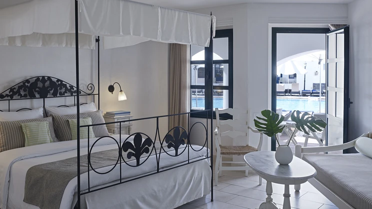 Deluxe Pool Front Room 